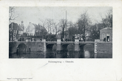 2266 Gezicht op de Tolsteegbrug over de Stadsbuitengracht te Utrecht; links de Bijlhouwerbrug.